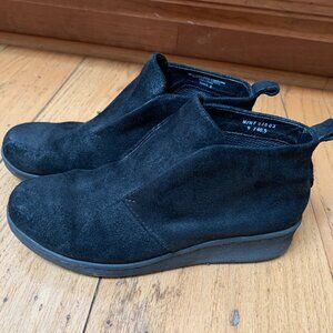 Born Booties Black Suede size 9  40.5